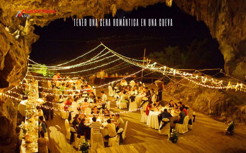 Tener una cena romántica en una cueva